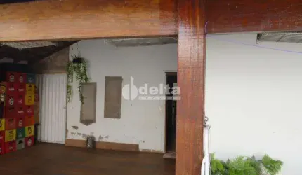 Casa disponível para venda e locação no bairro Jardim Europa em Uberlândia-MG