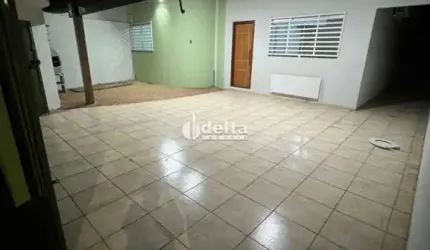 Casa residencial disponível para venda no bairro Jardim Europa em Uberlândia-MG