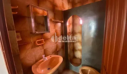 Casa residencial disponível para venda no bairro Nossa Senhora das Graças em Uberlândia-MG