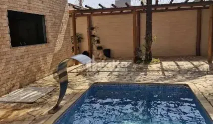 Casa disponível para venda no bairro Santa Mônica em Uberlândia-MG