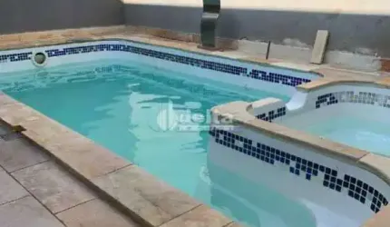 Casa residencial disponível para venda no bairro Umuarama em Uberlândia-MG