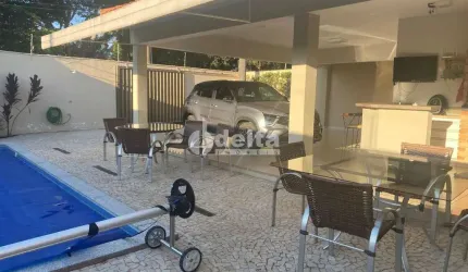 Casa residencial disponível para locação e venda no bairro Morada da Colina em Uberlândia-MG.