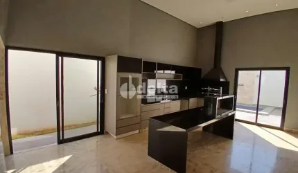 Casa residencial disponível para locação e venda no bairro Laranjeiras em Uberlândia-MG