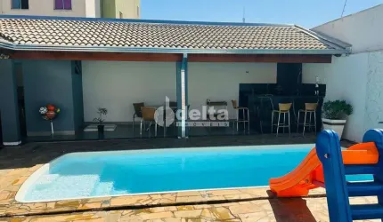 Casa residencial disponível para venda no bairro Alto Umuarama em Uberlândia-MG