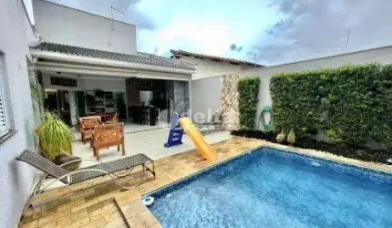 Casa disponível para venda no bairro Santa Mônica em Uberlândia-MG