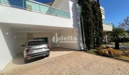 Casa no condomínio Royal Park disponível para venda em Uberlândia-MG