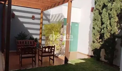 Casa residencial disponível para venda no bairro Granada em Uberlândia-MG