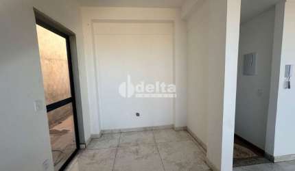 Casa residencial disponível para venda no bairro Jardim Holanda em Uberlândia-MG.