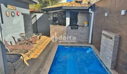 Casa residencial disponível para locação e venda no bairro Jardim Botânico em Uberlândia-MG