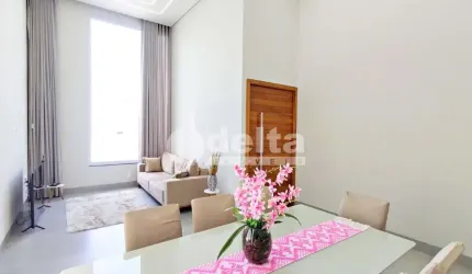 Casa residencial disponível para locação e venda no bairro Jardim Inconfidência em Uberlândia-MG