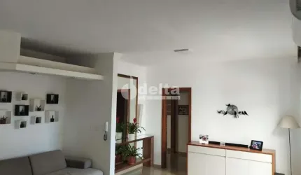 Casa residencial e comercial disponível para locação e venda no bairro Cidade Jardim em Uberlândia-MG.