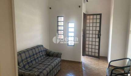 Casa residencial/comercial disponível para venda no bairro Tabajaras em Uberlândia-MG