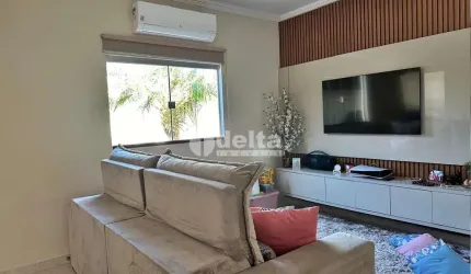 Casa residencial disponível para venda no bairro Jardim Holanda em Uberlândia-MG.