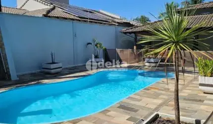 Casa residencial disponível para venda no bairro Jardim Karaíba em Uberlândia-MG