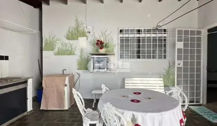 Casa residencial disponível para venda no bairro Vigilato Pereira em Uberlândia-MG