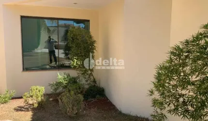 Casa residencial disponível para locação e venda no bairro Jardim Karaíba em Uberlândia-MG