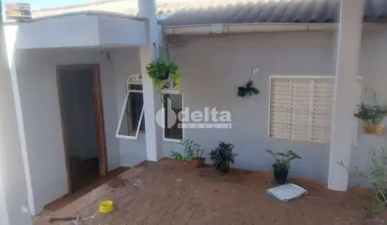 Casa disponível para venda no bairro Daniel Fonseca em Uberlândia-MG