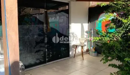 Casa Residencial disponível para venda no bairro Santa Mônica em Uberlândia-MG