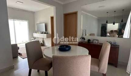 Casa residencial disponível para venda no bairro Chácaras Tubalina E Quartel em Uberlândia-MG.