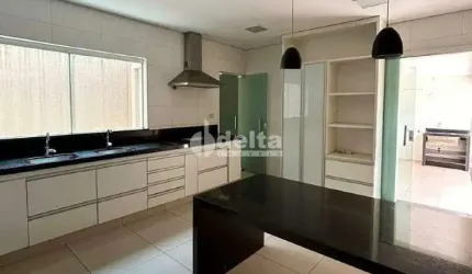 Casa disponível para venda no bairro Brasil em Uberlândia-MG