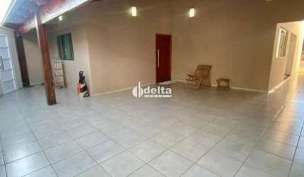 Casa residencial disponível para venda no bairro Alto Umuarama em Uberlândia-MG