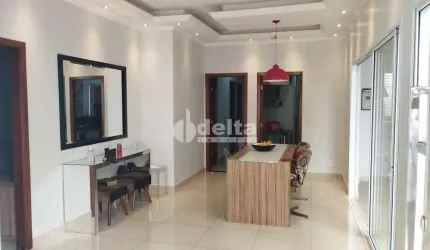 Casa residencial disponível para venda no bairro Santa Rosa em Uberlândia-MG