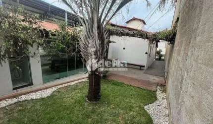 Casa residencial disponível para venda no bairro Nossa Senhora das Graças em Uberlândia-MG