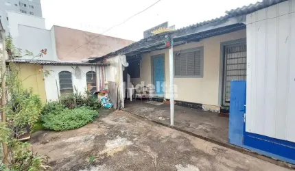 Casa residencial disponível para venda no bairro Saraiva em Uberlândia-MG.