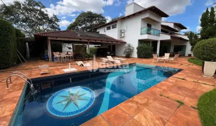 Casa residencial disponível para venda no bairro Jardim Karaíba em Uberlândia-MG