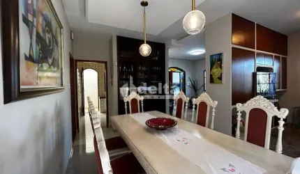 Casa residencial disponível para venda no bairro Brasil em Uberlândia-MG