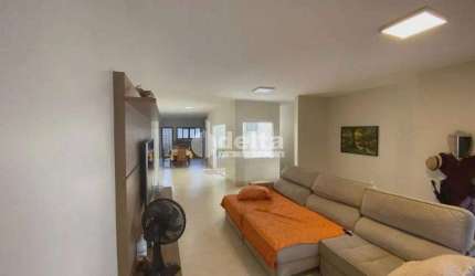 Casa residencial disponível para venda no bairro Marta Helena  em Uberlândia-MG