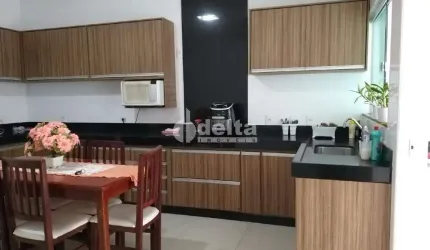 Casa residencial disponível para venda no bairro Santa Mônica em Uberlândia-MG