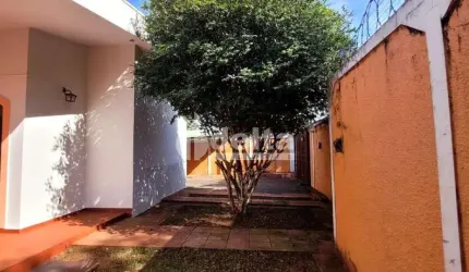 Casa residencial disponível para venda no bairro Presidente Roosevelt em Uberlândia-MG