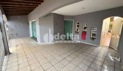 Casa residencial disponível para venda no bairro Brasil em Uberlândia-MG
