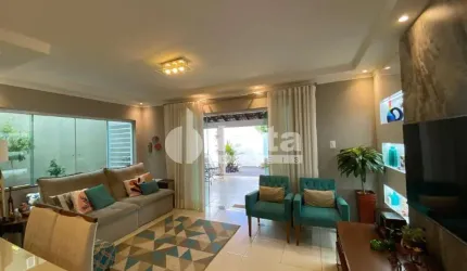 Casa residencial disponível para venda no bairro Alto Umuarama em Uberlândia-MG