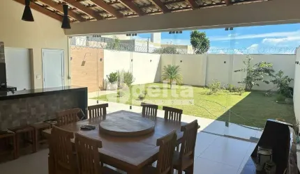 Casa residencial disponível para venda no bairro Brasil em Uberlândia-MG