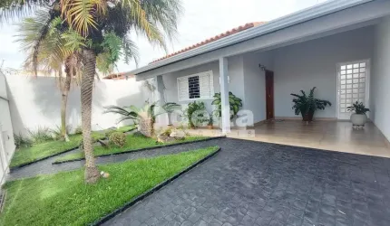 Casa residencial disponível para venda no bairro Cidade Jardim em Uberlândia-MG.