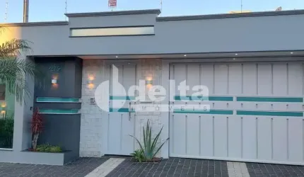 Casa residencial disponível para venda no bairro Alto Umuarama em Uberlândia-MG