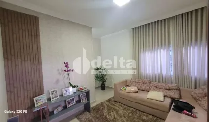 Casa residencial disponível para venda no bairro Laranjeiras em Uberlândia-MG
