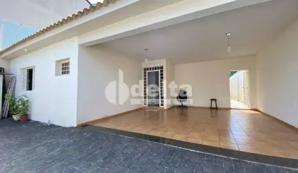 Casa residencial disponível para locação e venda no bairro Santa Mônica em Uberlândia-MG