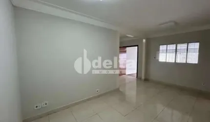 Casa residencial disponível para venda no bairro Cidade Jardim em Uberlândia-MG.