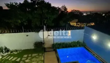 Casa residencial disponível para venda no bairro Jardim Inconfidência em Uberlândia-MG