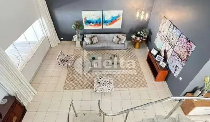 Casa residencial disponível para venda no bairro Jardim Karaíba em Uberlândia-MG