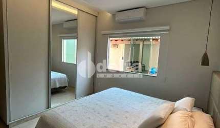 Casa residencial disponível para venda no bairro Alto Umuarama em Uberlândia-MG