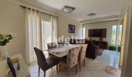 Casa residencial disponível para venda no bairro Jardim Holanda em Uberlândia - MG.