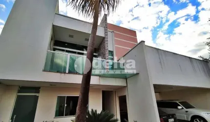 Casa residencial disponível para venda no bairro Morada da Colina em Uberlândia-MG.