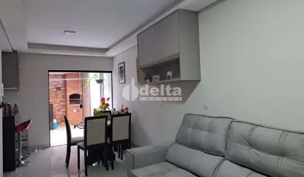 Casa residencial disponível para venda no bairro Novo Mundo em Uberlândia-MG