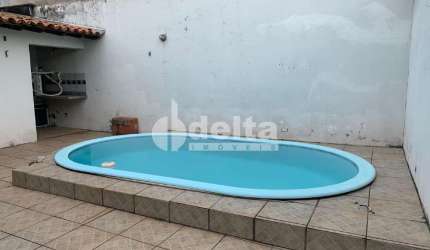 Casa residencial disponível para venda no bairro Umuarama em Uberlândia-MG