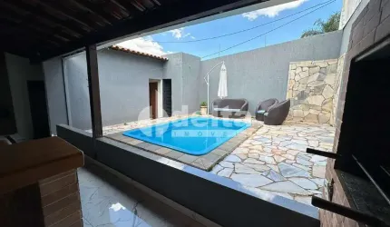 Casa residencial disponível para venda no bairro Cidade Jardim em Uberlândia-MG.