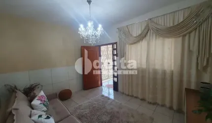 Casa residencial disponível para venda no bairro Marta Helena  em Uberlândia-MG